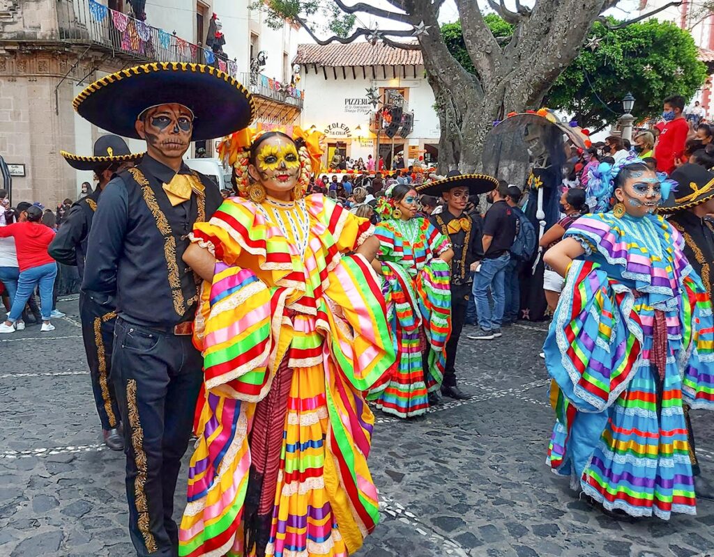 Desfile del día de Muertos en Taxco